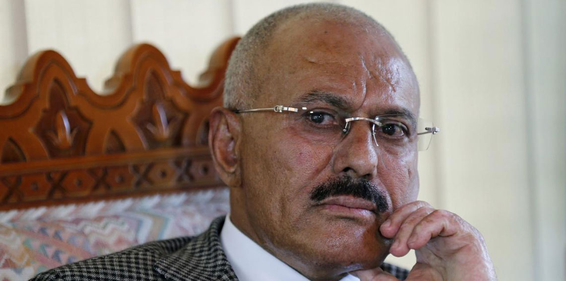 نشطاء الحوثي ينشرون صورة لاعتقال الرئيس السابق «علي عبد الله صالح» وهو مقيد اليدين.. شاهد