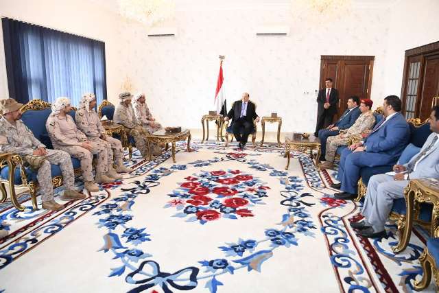 هادي يلتقي قائد قوات التحالف العربي في عدن ويوجه لهم رسائله الخاصة