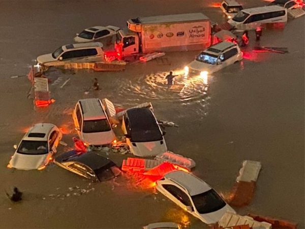 الإمارات تعتمد 2 مليار درهم لمعالجة الأضرار التي لحقت ببيوت المواطنين ومساكنهم جراء السيول