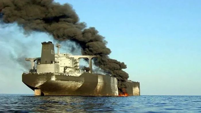 القوات الملكية البريطانية تكشف حقيقة استهداف أصاب سفينة قبالة سواحل المخا اليمنية