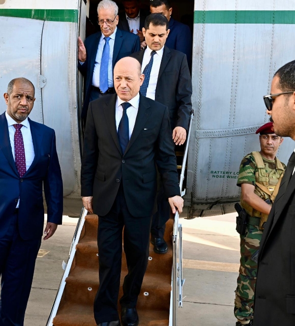 بعد زيارة ناجحة لمحافظة مارب .. رئيس مجلس القيادة الرئاسي يعود الى العاصمة المؤقتة عدن