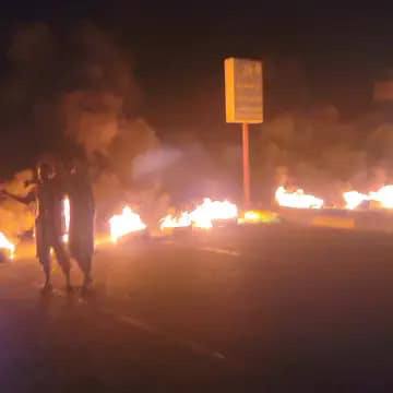 صور.. مواطنون غاضبون يضرمون النار في شوارع عدن وأمن العاصمة تحذر من الإعتداء على المصالح العامة والخاصة