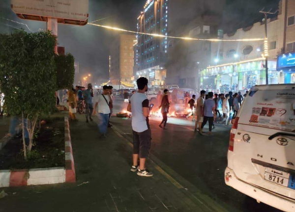 مدينة عدن تشتعل بالاحتجاجات.. وأجهزة  الأمن تحذر من أي أعمال تخريبية .. أزمة الكهرباء توسع دائرة الغضب الشعبي