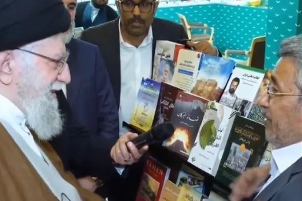 شاهد قيادي حوثي يُهين  زعيم المليشيات ومسيرته بين يدي المرشد الإيراني خامنئي في قلب طهران - فيديو