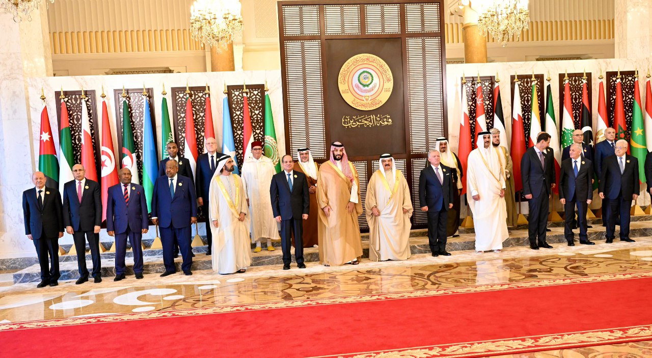 تنظر في وضع اليمن.. الرئيس العليمي يشارك في افتتاح أعمال القمة العربية المنعقدة في المنامة