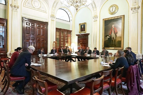 رئيس الوزراء يناقش في لندن مع مسؤولي المنظمات الدولية فتح مكاتبها بعدن وتحويل المساعدات عبر البنك المركزي