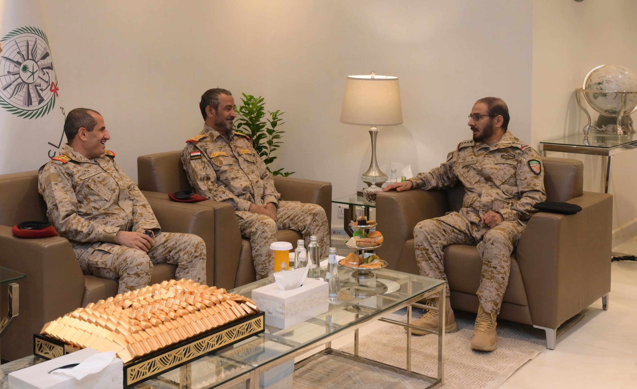 تفاصيل لقاء الفريق بن عزيز  مع قائد القوات المشتركة بتحالف دعم الشرعية