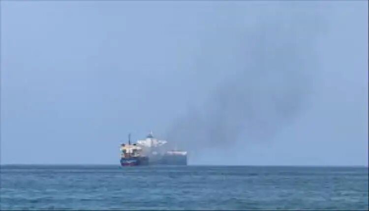 عاجل.. سفينة في البحر الأحمر تطلق نداء استغاثة بعد إصابتها بثلاثة صواريخ والمياه بدأت بالتسرب
