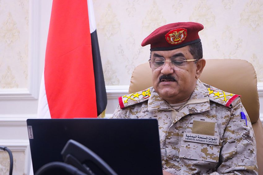 وزير الدفاع يعري مسرحية الحوثيين في تعز