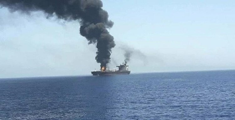 نشوب حريق في سفينة تجارية شرقي عدن ..البحرية البريطانية تكشف التفاصيل