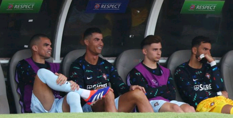 رونالدو يشاهد هزيمة البرتغال من مقاعد البدلاء