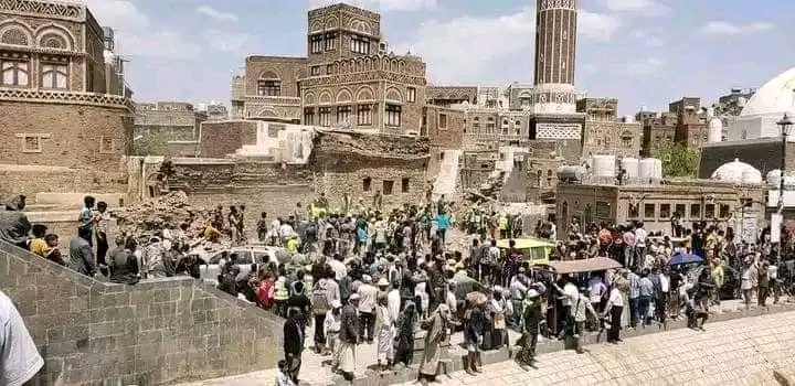 عاجل.. حادثة مأساوية.. انهيار مبنى متهالك في صنعاء يخلّف ضحايا