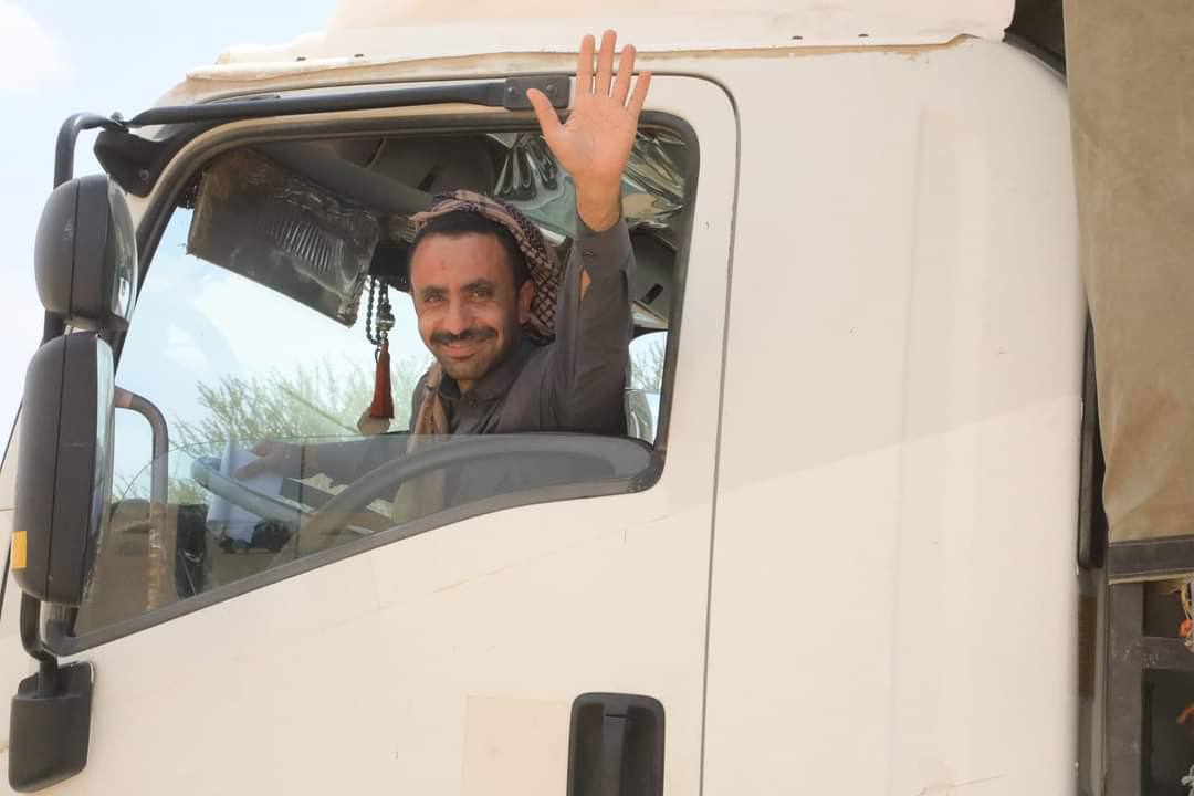 عاجل.. شاهد أول الصور لوصول المسافرين عبر طريق (مأرب البيضاء صنعاء) بعد إعلان اللواء العرادة فتحتها رسميا