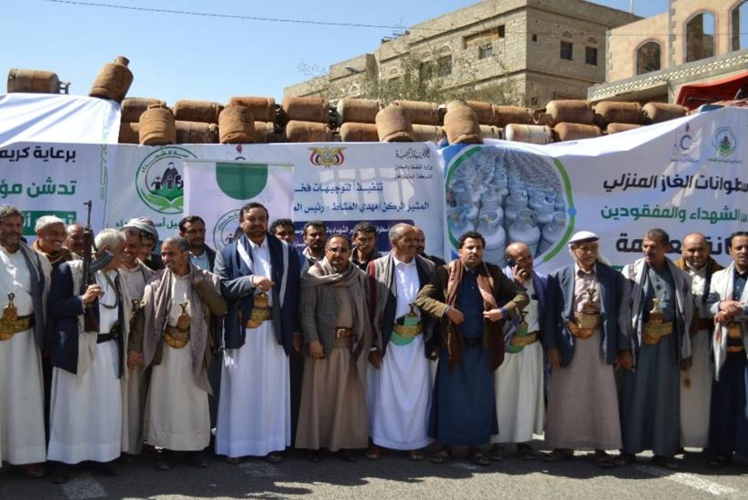 مليشيات الحوثي تخصص ملايين الريالات لتوزيع أسطوانات الغاز على أتباعها فقط