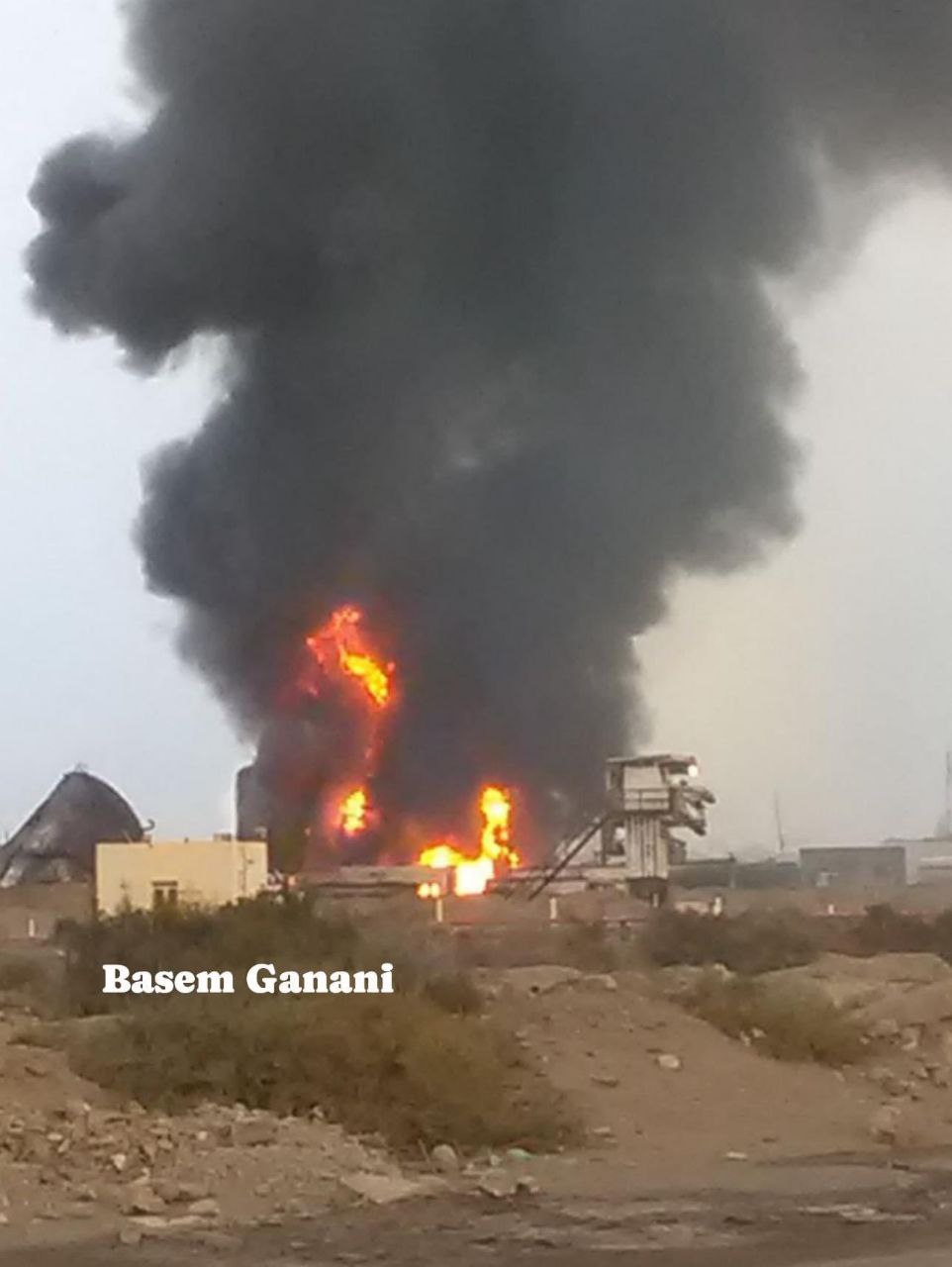 صورة.. انفجار خزان جديد للنفط بعد اسبوع من غارات اسرائيلية على ميناء الحديدة